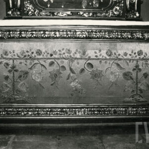 czarno-biała fotografia kolorowej, kwiecistej zasłony ołtarzowej