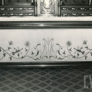 czarno-biała fotografia kolorowej, kwiecistej zasłony podstawy ołtarza