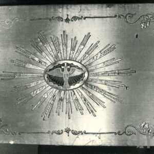 czarno-biała fotografia materiałowego, haftowanego dachu badachimu z symbolem gołębicy