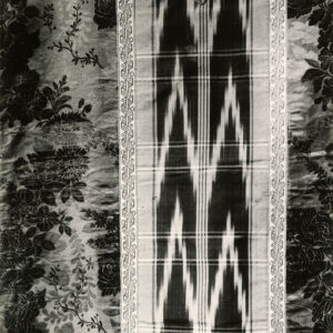 czarno-biała fotografia fragmentu szaty liturgicznej w kwiecisty wzór po bokach i geometryczny w kolumnie środkowej