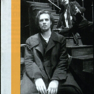 drukowany tekst z czarno-białymi fotografiami, pomarańczowe elementy graficzne