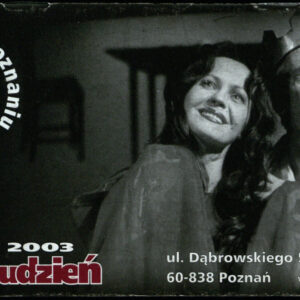 drukowany tekst z czarno-białymi fotografiami, elementy graficzne w kolorze burgund