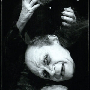 drukowany tekst z czarno-białymi fotografiami, elementy graficzne w kolorze burgund