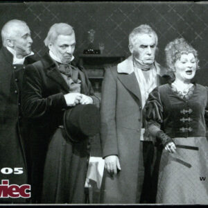 drukowany tekst z czarno-białymi fotografiami i rysunkiem, elementy graficzne w kolorze burgund