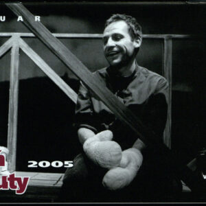 drukowany tekst z czarno-białymi fotografiami, elementy graficzne w kolorze burgund