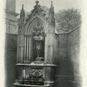 kamienna studzienka z pomnikiem przedstawiającym kobietę z dzieckiem na rękach 