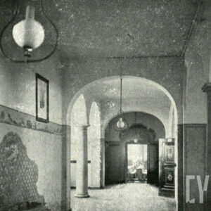 korytarz wewnątrz budynku; widoczna lampa i umywalka