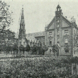 monumentalne budynki z cegły otoczone drzewami