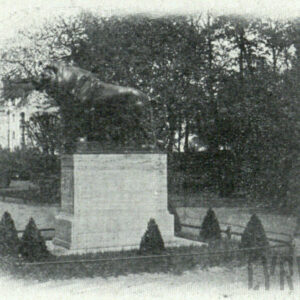 figura lwa z brązu stojąca na kamiennym postumencie