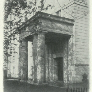 ozdobne wejście z kolumnami do budynku z kamienia