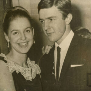 czarno-biały portret pary młodych ludzi we wnętrzu