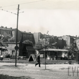 kioski i niskie, jednopiętrowe budynki, w głębi kilkukondygnacyjne kamienice