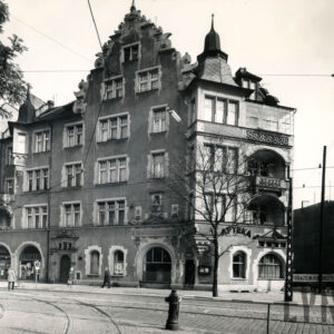 czterokondygnacyjna kamienica z poddaszem i zdobionym szczytem z wieżyczkami