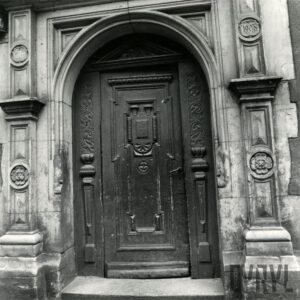 drewniane zdobione drzwi, wokół nich sdobienia w kamieniu