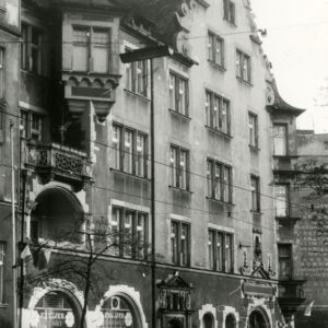 czterokondygnacyjna kamienica z poddaszem i zdobionym szczytem z wieżyczkami