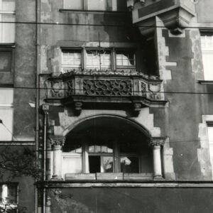 fragment elewacji kamienicy z balkonami
