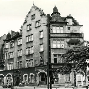 czterokondygnacyjna kamienica z poddaszem i zdobionym szczytem z wieżyczkami