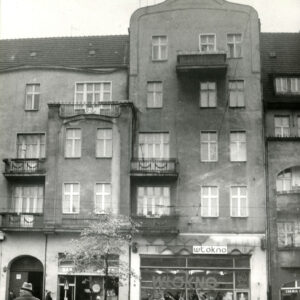 trzypiętrowa kamienica z mieszkalnym mieszkalnym poddaszem