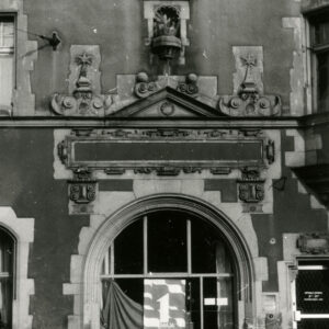 półokrągłe okna z bogato dekoracją rzeźbiarską nad nim