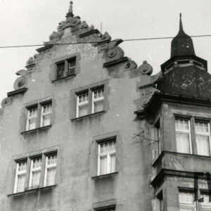 trójkątny zdobiony szczyt, na prawo do niego okno z wieżyczką