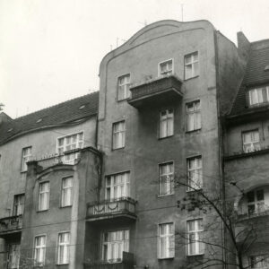 trzypiętrowa kamienica z mieszkalnym poddaszem