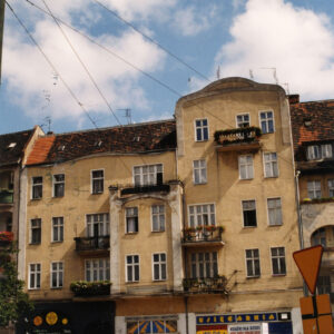 trzypiętrowa kamienica z mieszkalnym poddaszem