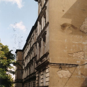 trzypiętrowa kamienica z bocznymi ryzalitami i płaskim dachem