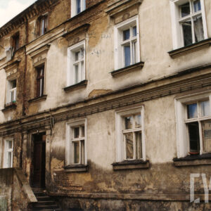 trzykondygnacyjna kamienica z płaskim dachem