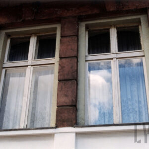 fragment elewacji kamienicy z dwoma oknami