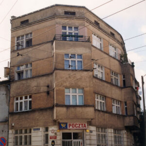 trzypiętrowa kamienica z prostym dachem