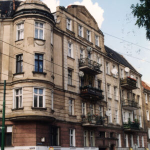 czteropiętrowa kamienica z suteryną i mieszkalnym poddaszem, z ozdobnym szczytem, na narożniku owalny wykusz zakończony wieżyczką