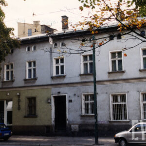 dwukondygnacyjny budynek z poddaszem