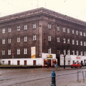 dwupiętrowy dom mieszkalny z suteryną i płaskim dachem 