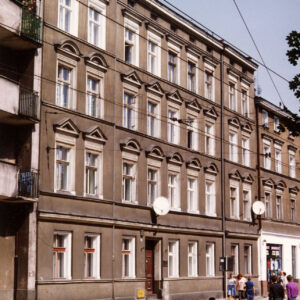 trzypiętrowa kamienica z płaskim dachem