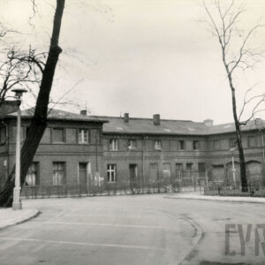 ceglany, dwukondygnacyjny budynek