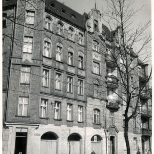 czteropiętrowa kamienica narożna z częściowo mieszkalnym poddaszem