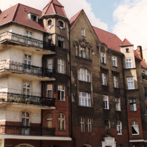 czteropiętrowa kamienica z narożnymi balkonami