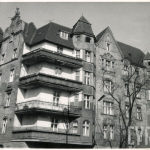 czteropiętrowa kamienica z narożnymi balkonami 