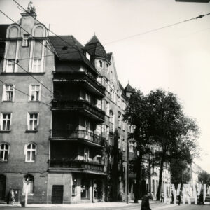 czteropiętrowa kamienica z mieszkalnym poddaszem