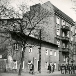 na pierwszym planie dwukondygnacyjny budynek, za nim trzypiętrowa kamienica