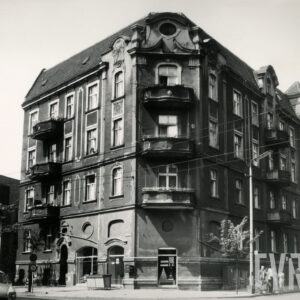 trzypiętrowa, narożna kamienica