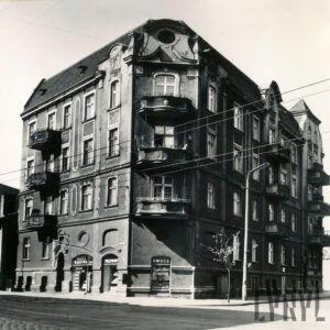 trzypiętrowa, narożna kamienica