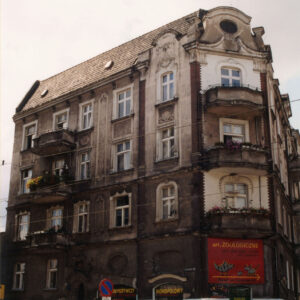 trzypiętrowa, narożna kamienica