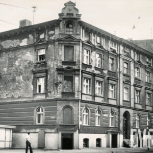 dwupiętrowa kamienica z suteryną i mieszkalnym poddaszem, na narożniku ozdobny szczyt