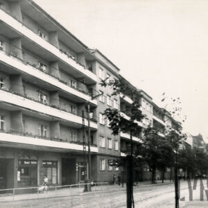 czteropiętrowe bloki z balkonami