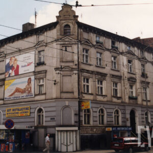 dwupiętrowa kamienica z suteryną i mieszkalnym poddaszem, na narożniku ozdobny szczyt