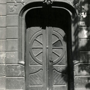 drewniane drzwi nad nimi dekoracja rzeźbiarska