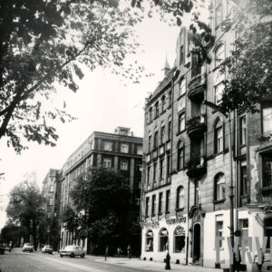 wielokondygnacyjne budynki i kamienice wzdłuż ulicy