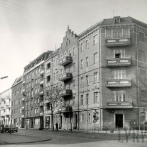 kilkukondygnacyjne kamienice i budynki wzdłuż ulicy