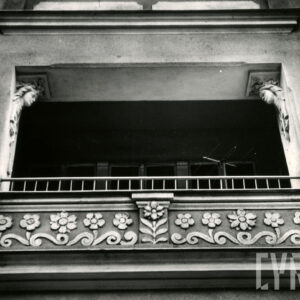 balkon typu loggia, z bogatą dekoracją rzeźbiarską